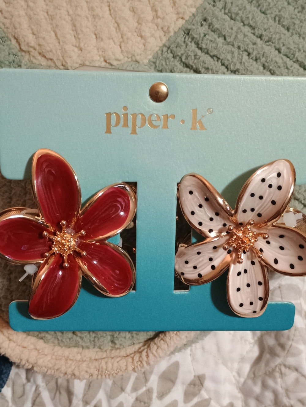 NWT Piper K 2-Piece Enamel Lily Flower Hair Claw Clip Set Duplicates